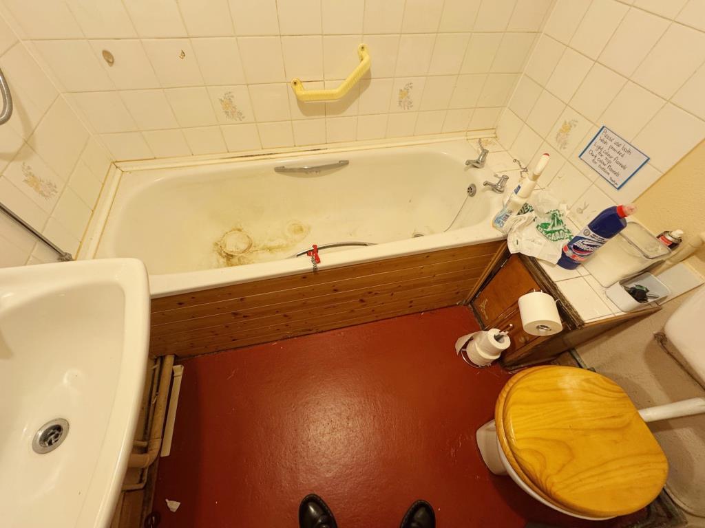 Lot: 131 - THREE BEDROOM HOUSE IN CINQUE PORT TOWN - Bathroom